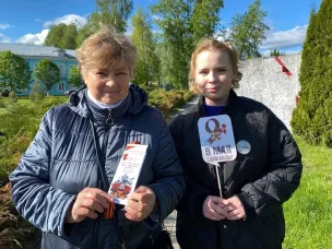 В рамках 79 – ой годовщины Победы в Великой Отечественной войне 1941 – 1945 годов библиотекари дарили Георгиевские ленты, проводили исторические беседы